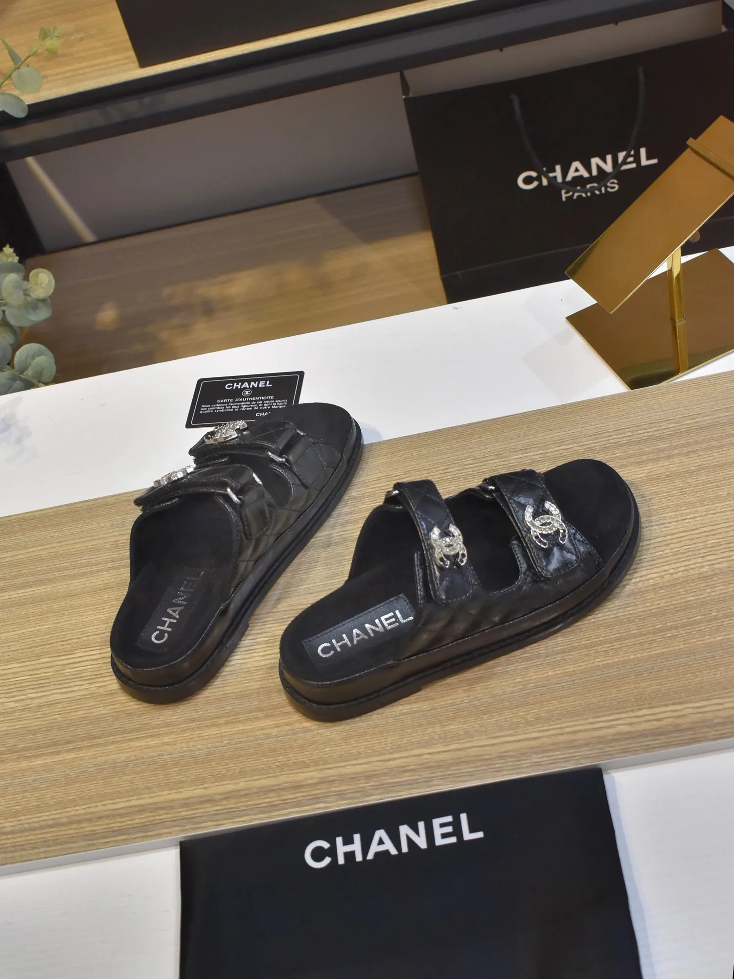 👟👟Ex-factory price 480👟👟 𝑐ℎ𝒶𝓃𝓮𝓁 2025 early spring double pearl latest season new Velcro slippers ————————————❤ European purchasing agent & fragrance grandma’s new fashion latest layout 🔛 Small fragrance sandals that exude lasting charm ~ original development supports any comparison in the market 🆚The so-called smooth and natural lines To restore the original look, many celebrities have recommended it as one of the must-have items for spring. It is super comfortable on the feet! [Top version] ⚫ Size: 35-41 (41-42 customized, non-returnable)